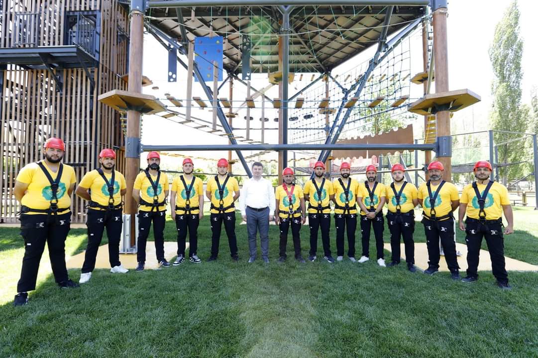 MACERA PARK’TAN BİLİM MERKEZİNE: AKSARAY BELEDİYESİ “YAZ SENİNLE GÜZEL”İ HER NOKTAYA TAŞIYOR  BAŞKAN DİNÇER; ‘’TÜM TESİSLERİMİZİN KAPISI GENÇLERİMİZE AÇIKTIR’’  Aksaray Belediyesi, gençlerin yaz tatilini verimli geçirebilmeleri amacıyla birçok farklı alanda etkinlik ve eğitim programları sunuyor. “Yaz Seninle Güzel” temasıyla hayata geçirilen çalışmalar kapsamında gençler; belediyeye bağlı 6 farklı bilgihanede, 4 ayrı noktada hizmet veren kitap konaklarında, Aksaray Akademi ve Bilim Merkezi’nde eğitim alıyor.  Gençler, aldıkları bu eğitimin yanı sıra sosyal ve kültürel etkinliklerle de yaz aylarını dolu dolu geçirme imkânı buluyor. Aksaray Belediyesi, bu merkezlerde eğitim alan gençleri Macera Park, At Çiftliği ve Ihlara Cam Teras gibi noktalarda doğayla iç içe ve eğlenceli programlarla buluşturuyor.  Macera Park’ta adrenalin dolu parkurlar, At Çiftliği'nde doğayla temas ve Ihlara Cam Teras’ta benzersiz manzara deneyimi gibi etkinliklerle gençler hem moral buluyor hem de yaz tatilinin keyfini çıkarıyor.  Belediye Başkanı Dr. Evren Dinçer de düzenlenen etkinliklerde gençleri yalnız bırakmıyor. Gençlerle bir araya gelen Başkan Dinçer, onların taleplerini dinleyerek eğitim ve gelişim süreçlerine destek veriyor. Başkan Dinçer, “Gençlerimizin sosyal, kültürel ve akademik anlamda gelişimini önemsiyoruz. Yaz boyunca onların yanında olmaya devam edeceğiz” ifadelerini kullandı.  “Yaz Seninle Güzel” sloganıyla sürdürülen programlar, gençlerin hem öğrenip hem eğlendiği bir yaz dönemi geçirmesini sağlıyo